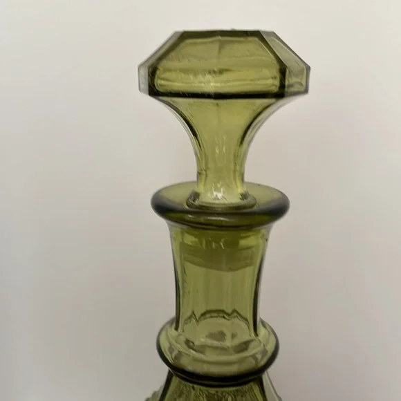 An Emerald Green diamond cut glass decanter. - Picture 2 of 3